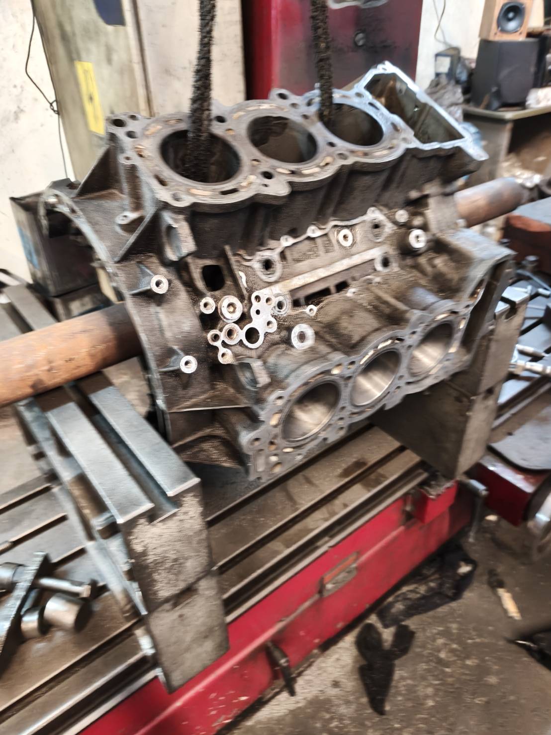 งานตั้งแท่นเตรียมคว้านกระบอกสูบแบบ V-Engine